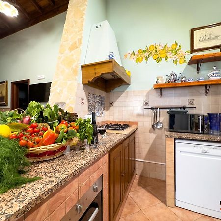 מסקלי Villa Del Gelso Chalet Nel Parco Delletna מראה חיצוני תמונה