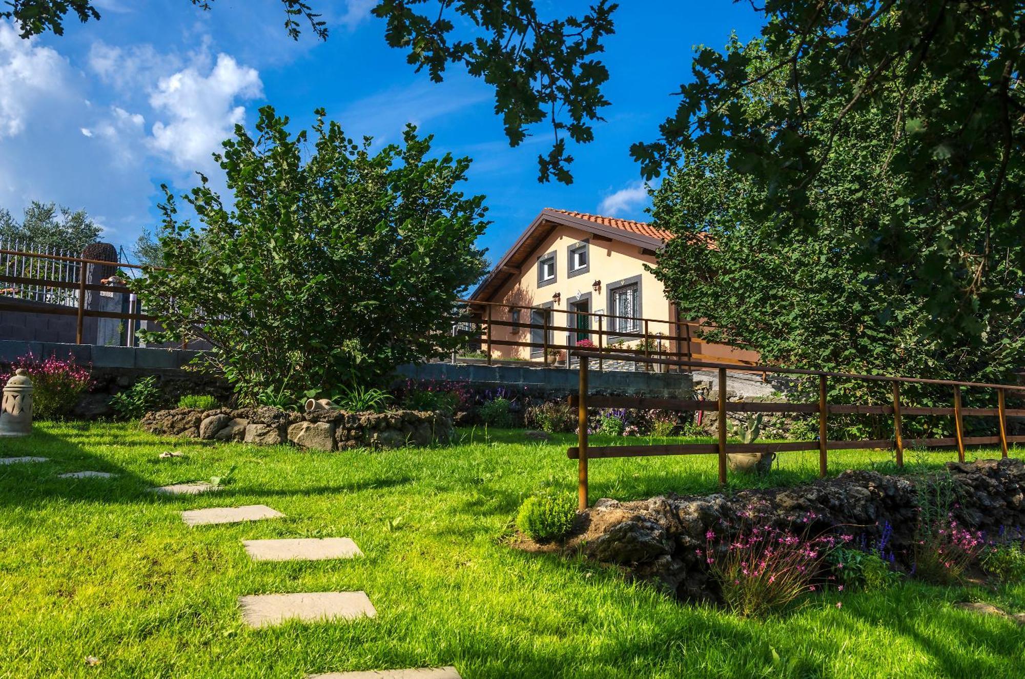 מסקלי Villa Del Gelso Chalet Nel Parco Delletna מראה חיצוני תמונה
