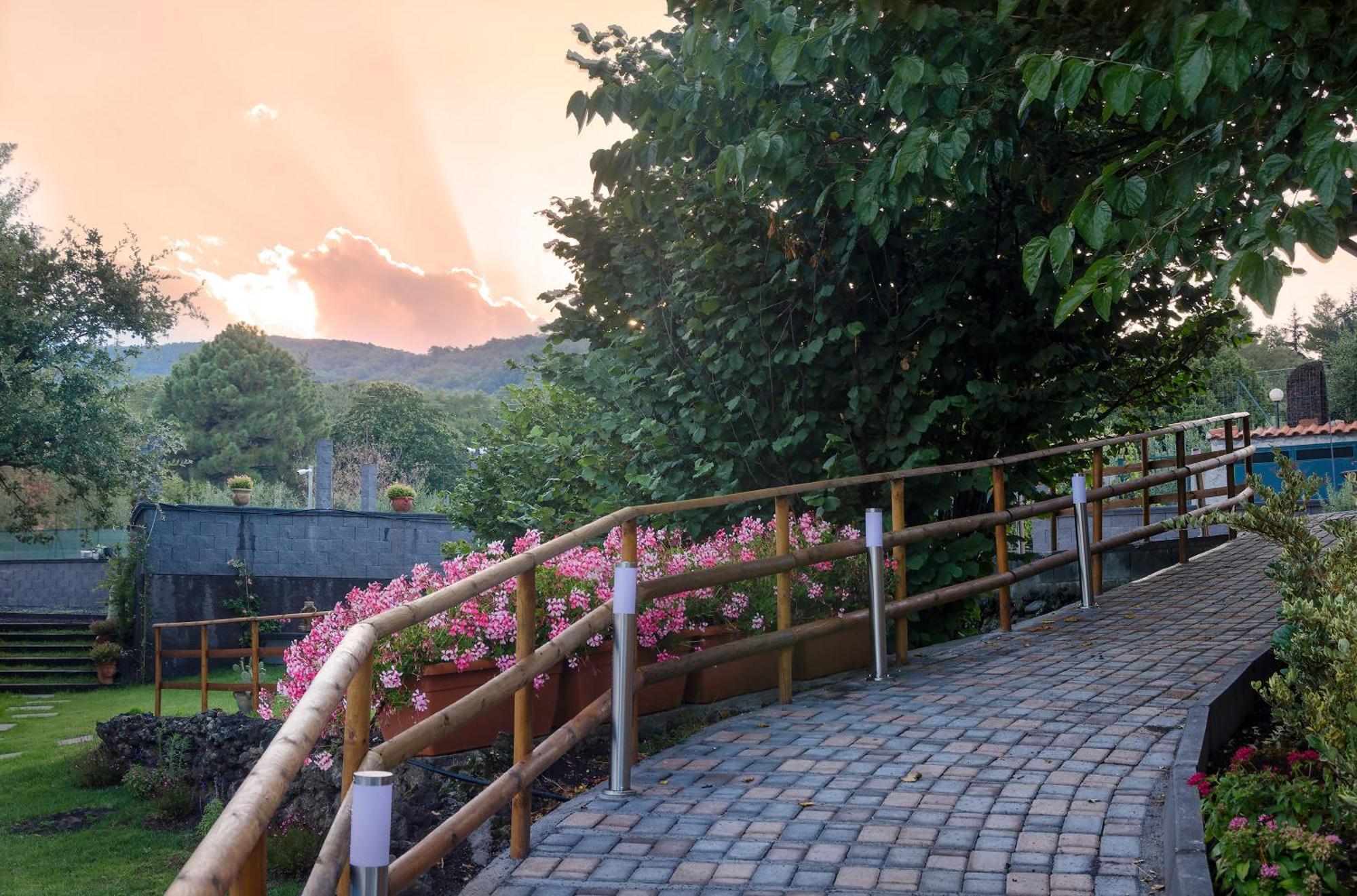 מסקלי Villa Del Gelso Chalet Nel Parco Delletna מראה חיצוני תמונה